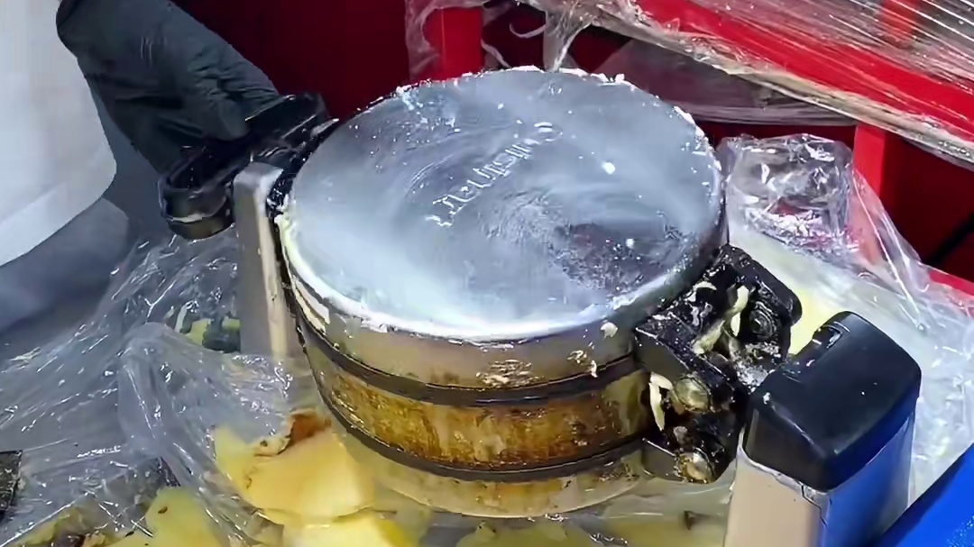 路边现烤奶油华夫饼好好吃！好大一个，奶油给的巨多～香香