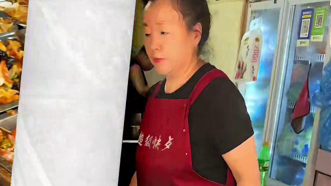 沈阳街头自选盒饭 七块钱四个菜 原来东北真有自己的货币呀