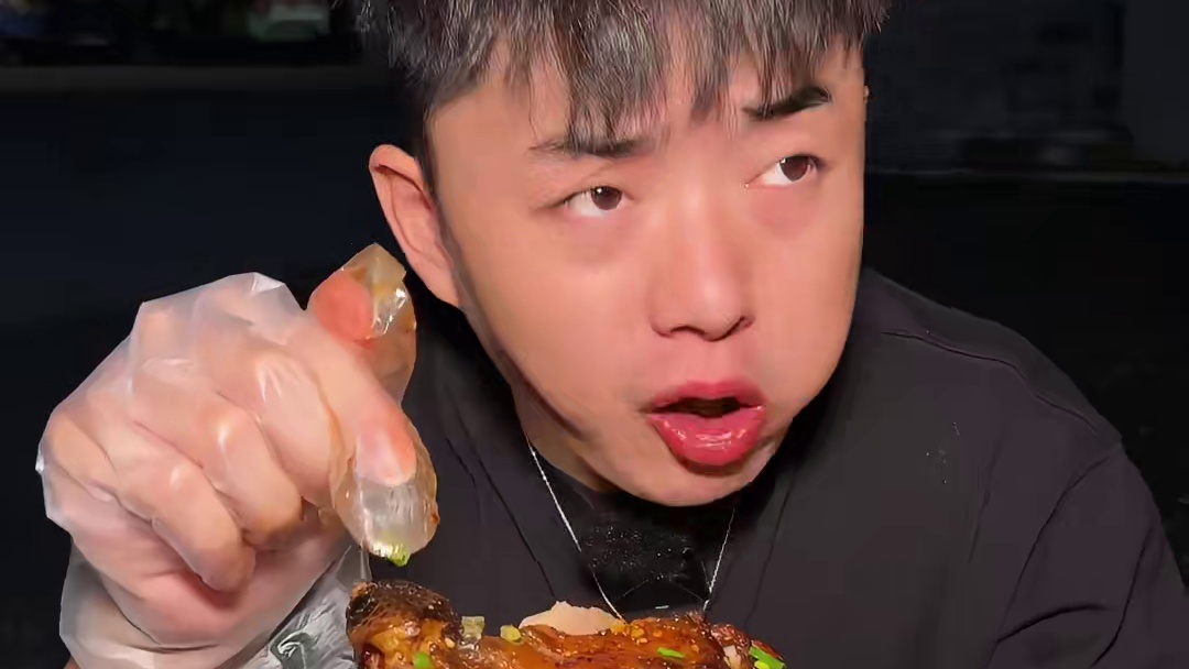 贵阳烤鸡永远能治愈深夜的吃货，鲜嫩鸡腿加上浓郁炭香，一炉爆香烧烤搭配贵阳老式调味，不论在哪，都要感受街头烟火气带来的温暖。