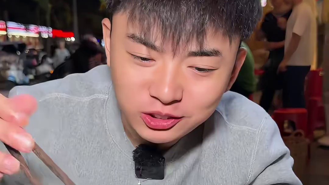 路边串串从来不会让川渝吃货失望，现切现串现码料，鲜牛肉包上复合维生素！感受深夜爆辣的川式诱惑！
