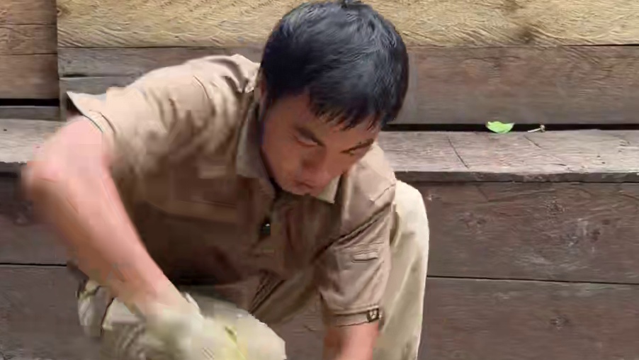 马鲁古群岛第七集：海边探索偶遇黑蝶贝，据说这种贝类有概率孕育黑珍珠！