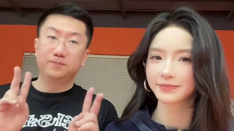 拨开天空的乌云像蓝丝绒一样美丽