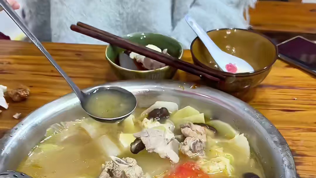 退休老教师开了二十多年的滋补怪豆花，怕学生吃不饱，kuku放肉肉