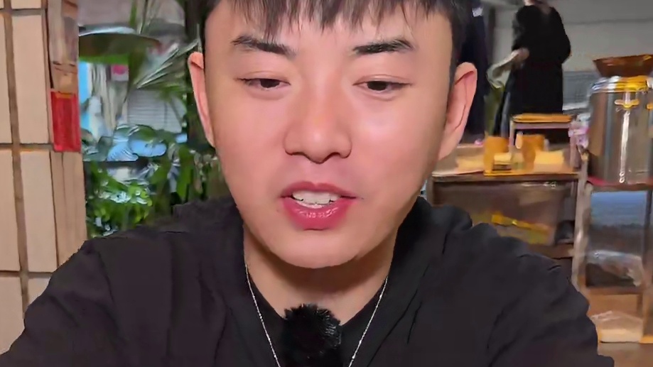 爬坡上坎感受大树下的手工爆辣！原汤辣卤带肘蹄花加上巨入味的火锅脑花，10个蛋炒饭还要再来一碗鲜肉抄手！碳水和肉量的双重爽局！