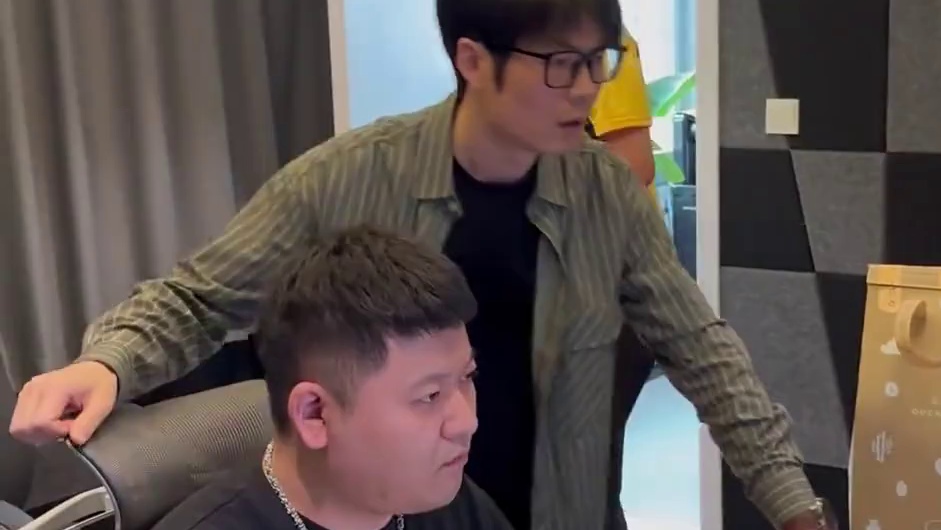 小哥这是要干嘛呢…