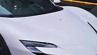 “童錦程印尼行回來后開著白色sf90出現(xiàn)杭州街頭”
