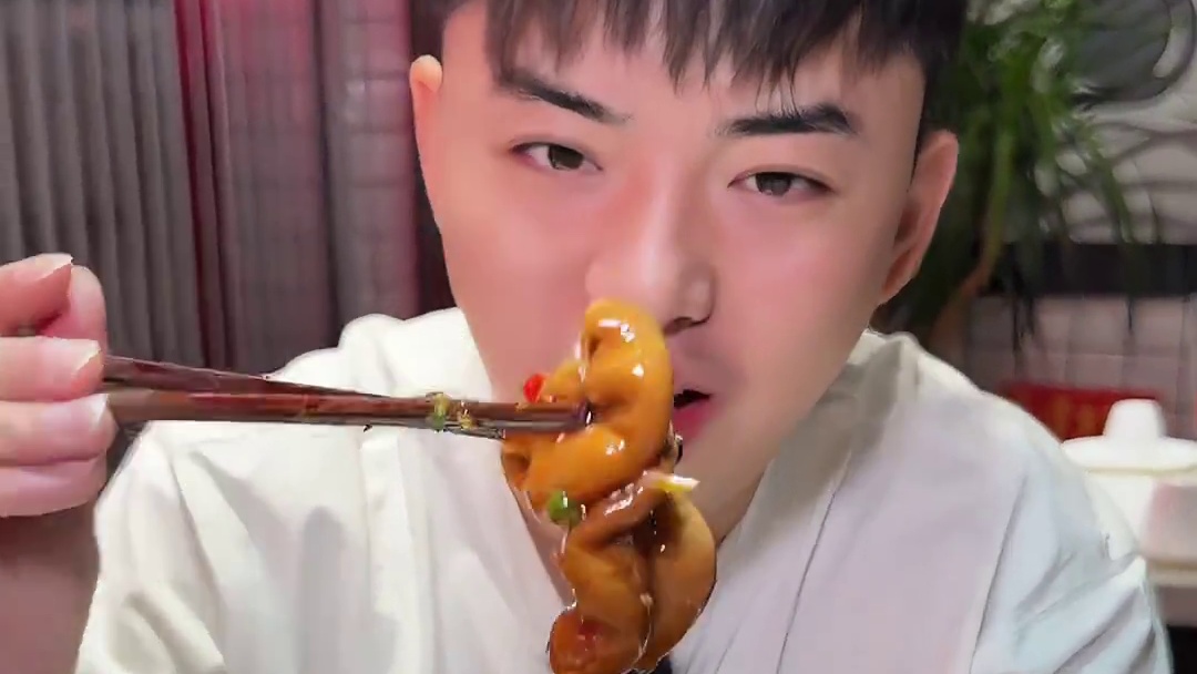被成都街头的老卤肥肠狠狠拿捏，爽滑蛙腿搭配嫩爽耗儿鱼，一锅煮出爆香爽局，汤汁肥肠捞饭也太惊艳了！