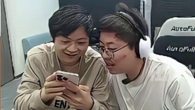 狂魔哥直播看片！金木还差点把声音放出来！