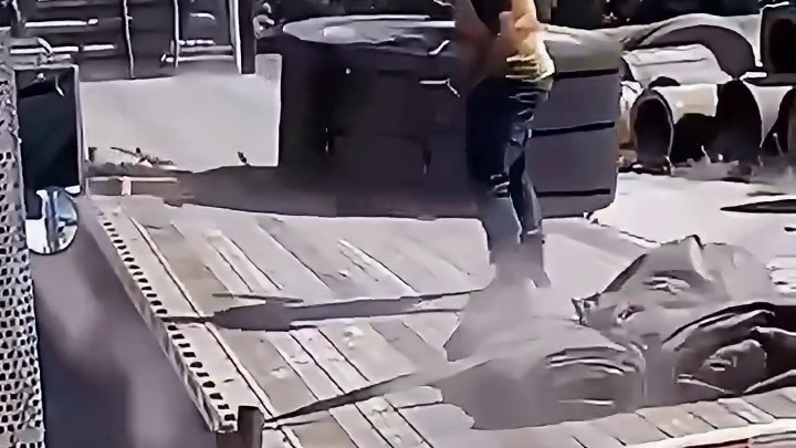 把车给砸坏了
