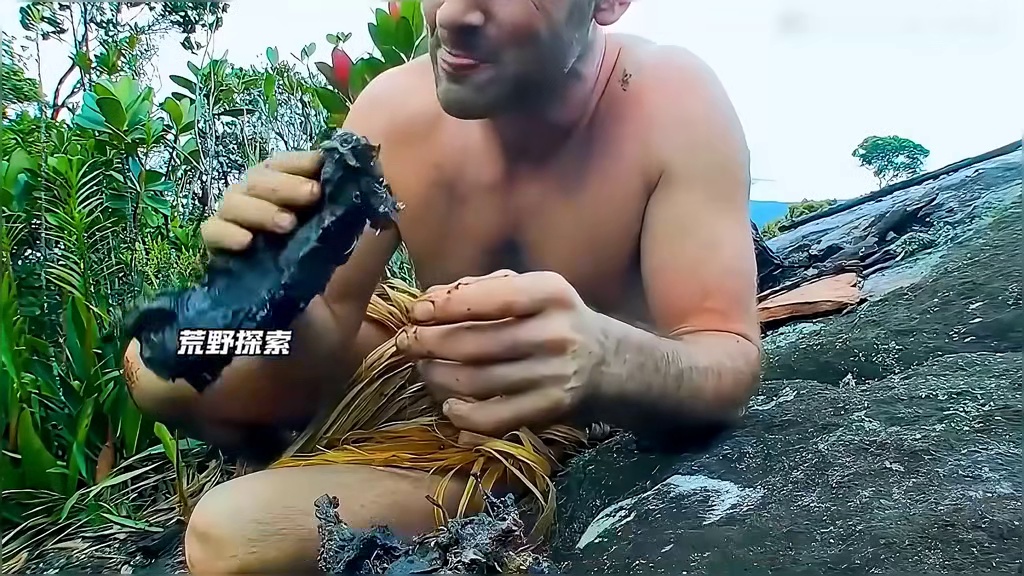 德爷荒野求生又过上度假生活，捡到十几斤刺鼠，蛋白质吃不完