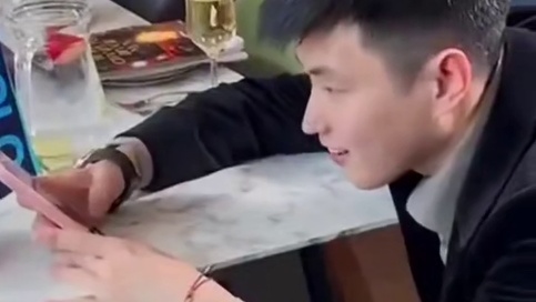 赵心童在世锦赛奖杯上面欣赏自己的名字，今年是否继续卫冕？