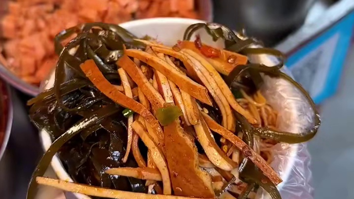 遵义菜市场5元自助糯米饭，10个小菜随便加！
