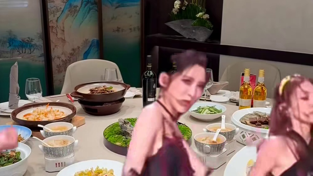 聚餐烫到嘴时领导让我发言时的我