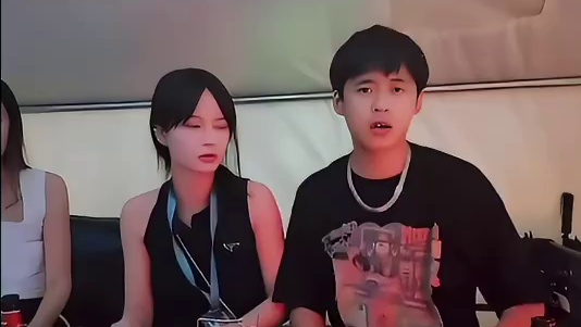 哈哈 做个乞丐主播把自己当成了救世主