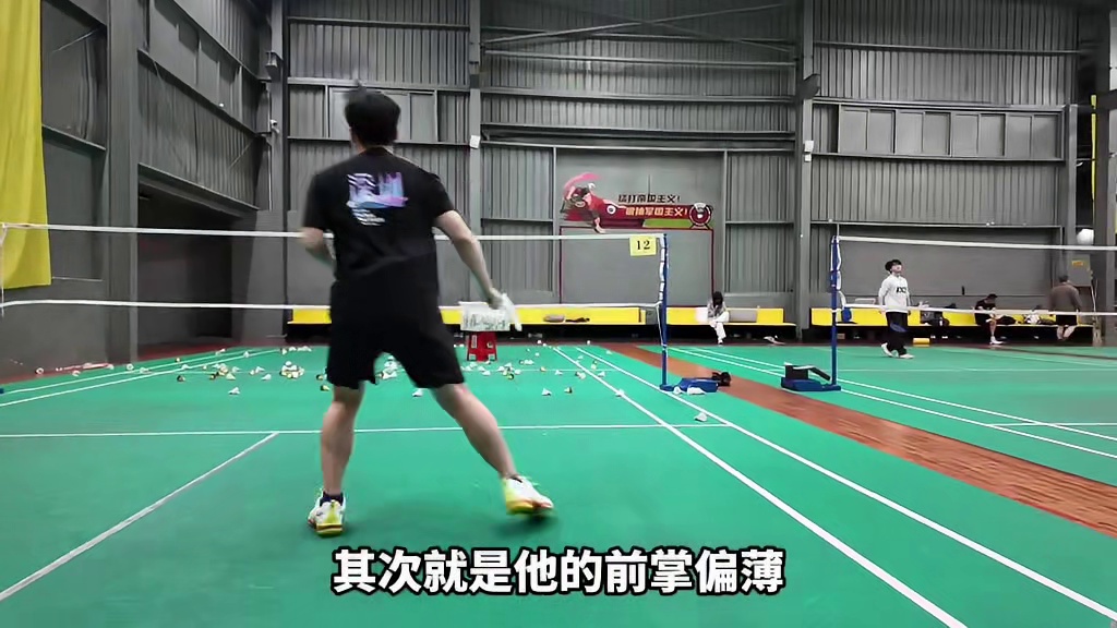 球鞋不够骚 球技难提高 球场施展凌波微步的大绝招！超越cfz3的轻盈。