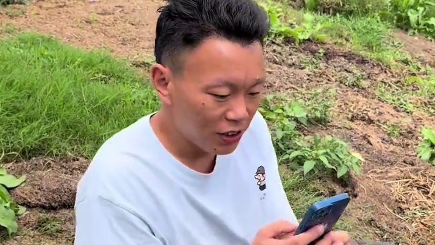 文案：家乡有很多荒废的野塘，今天又找到一块，先放10多个地笼下去，看看都有什么收获