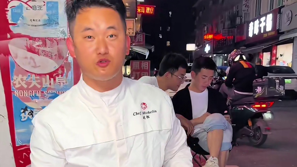 成都街头最快炒饭10块一份，吃炒饭送表演