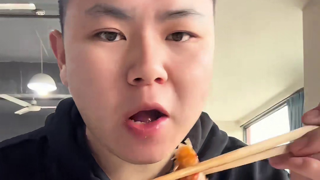 重庆街头十五元二十几个菜的自助盒饭 有盐菜烧白 排骨香肠 虾 酸萝卜骨头 豆腐烧脑花..太多了好好吃!