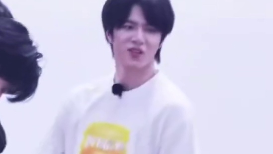 鹿晗看ninepercent# 从被注视到注视他人，中间隔了多少个夏天。跑男像一面温柔的墙，把青春弹