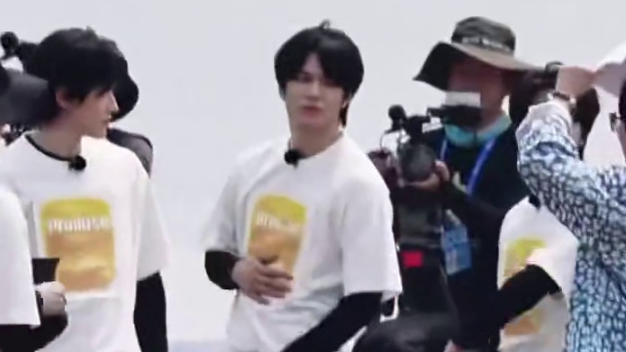 鹿晗看ninepercent# 当年你是被看的人，现在你是看别人的人。跑男的接力棒里，藏着一代人无声