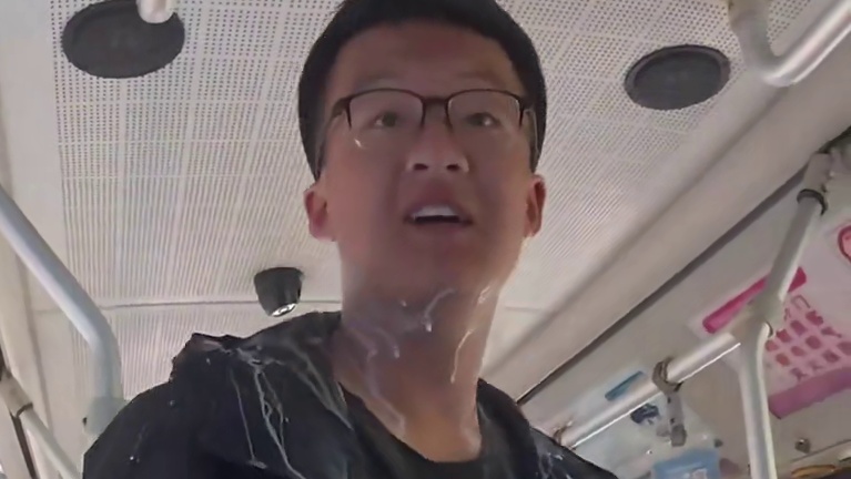 挑战去公交车上捏爆牛奶