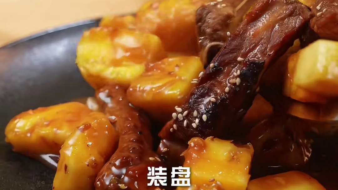 菠萝排骨这搭配绝了！ 酸甜解腻，排骨香嫩多汁，看这卖相谁能忍住？