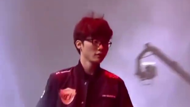 Faker再现经典入场翻滚