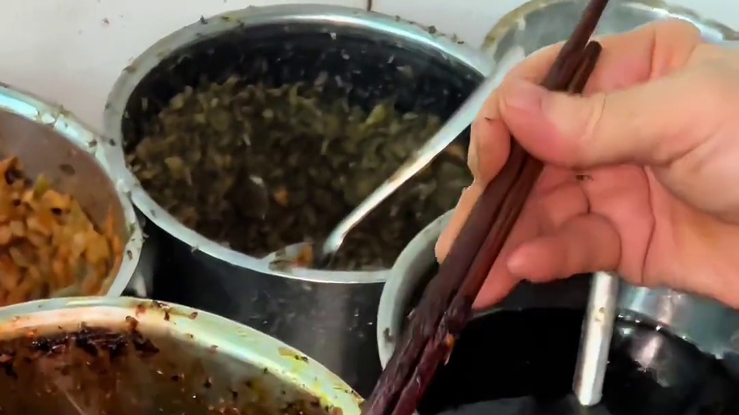 重庆街头麻酱版特色干馏豌杂面,14元一份,面吃完了还有大半碗佐料香迷糊了~