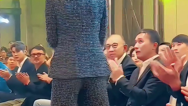 梁朝伟刘嘉玲夫妻俩同框，两人的举动你看懂吗？_夫妻结婚太久了多数都如此吧