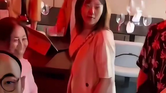 古天乐出席某活动现场，粉丝伸手比心等着古天乐来对，网友：瞧把人家吓得都抱着扶梯走了