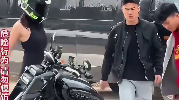 摩托车上不了台阶怎么办，男子现场展示弹射跳跃