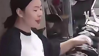 男子要把手镯直接递给店员 被连连拒绝 网友：看他这手势 绝对有问题
