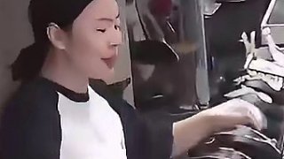 男子要把手鐲直接遞給店員 被連連拒絕 網(wǎng)友：看他這手勢(shì) 絕對(duì)有問(wèn)題
