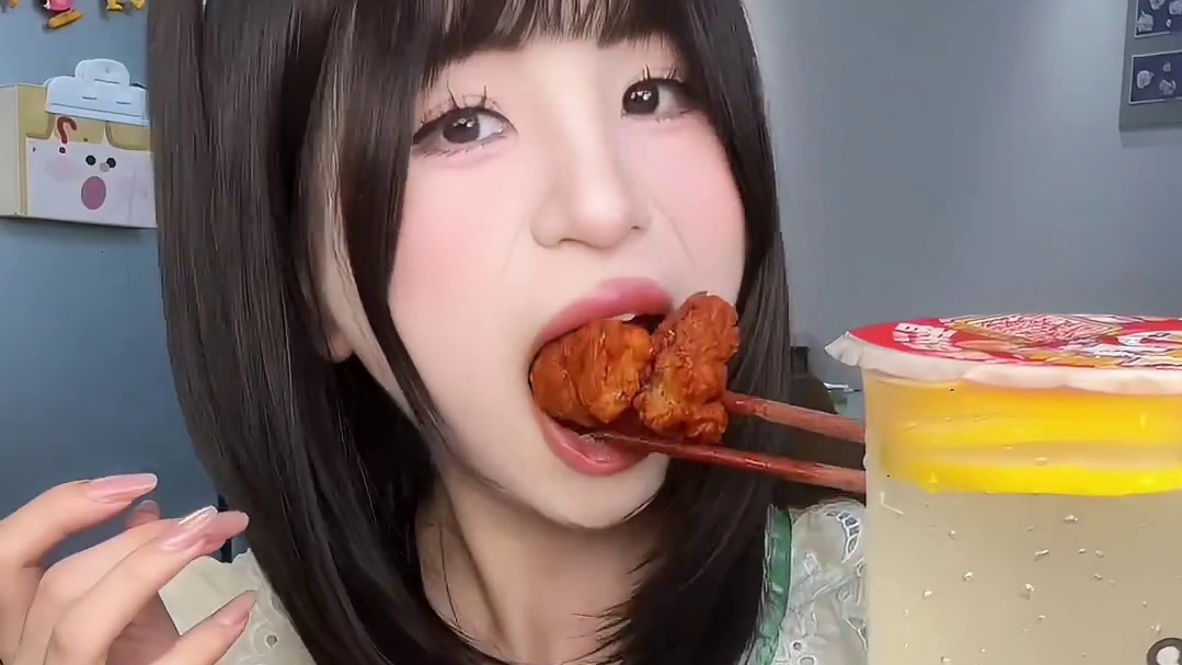 都是我爱吃的爆辣九宫格，柠檬水是奖励