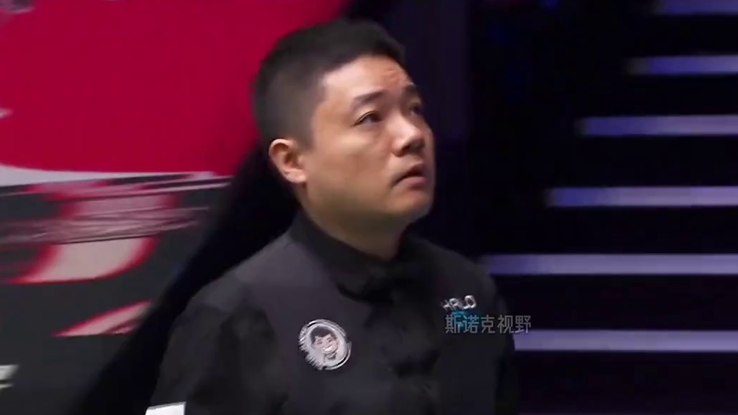 目光难聚，岁月磨钝了昔日锋芒 德比大战关键回合，丁俊晖俯身架杆，意欲一击制胜。双眼骤然酸涩胀痛，视线