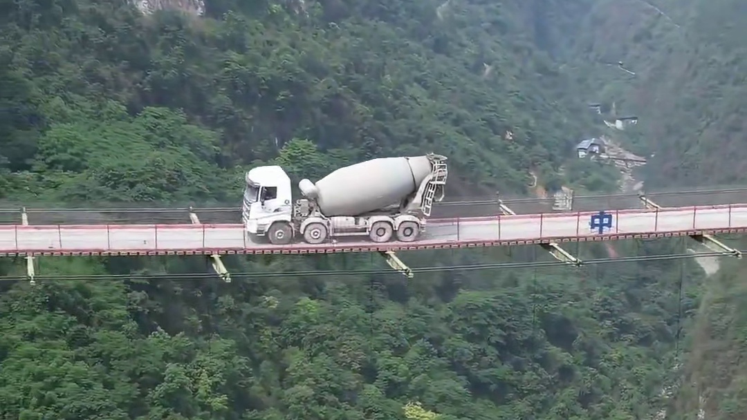 火爆全网的“纸片桥”永久停用，再也看不到货车悬吊吊过桥场景，为什么不拆了卖废铁？#基建狂魔 #桥梁工