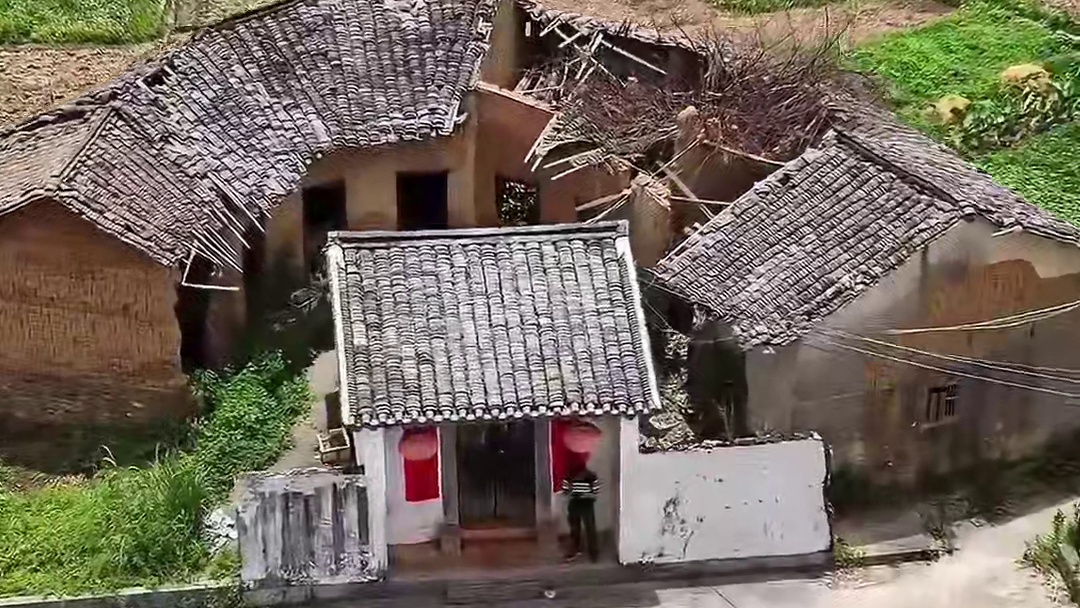 广东迷你版围屋，房子虽小，却培养出优秀孩子，每年都要回来贴上对联。#旅行推荐官 #围龙屋 #农村生活