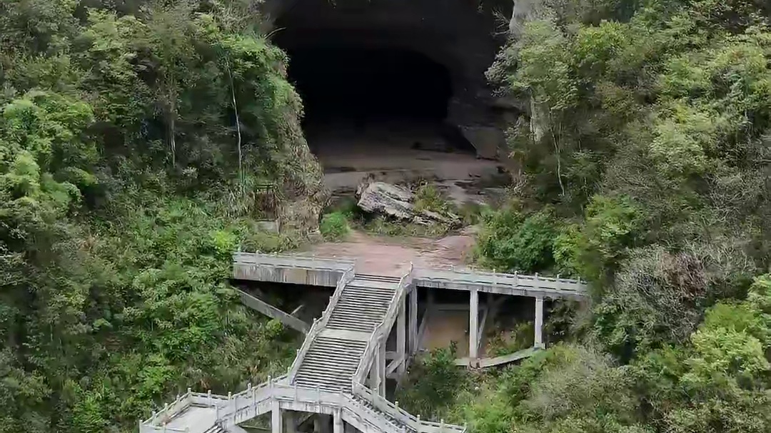 贵州深山发现神秘山洞，建了一条长长的云梯，洞口还停着一辆锈迹斑斑的铲车，山洞里面究竟有什么，真是令人