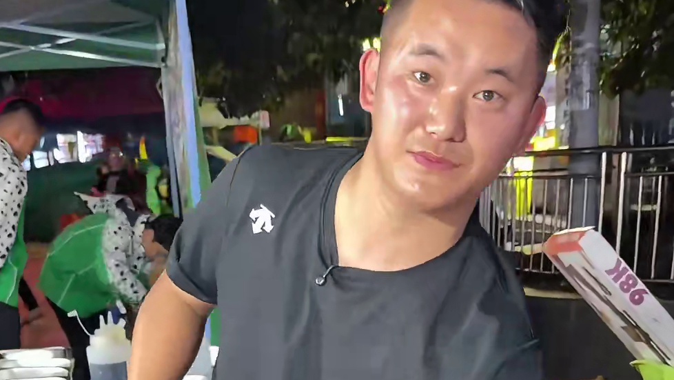 路边摊江湖菜猛火爆炒，小哥花式炫技