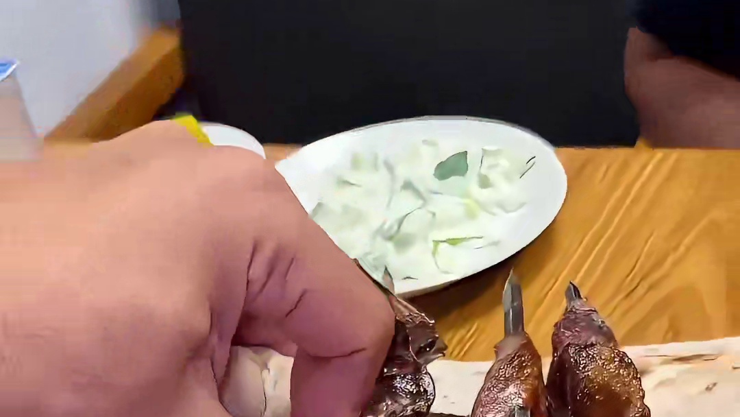 伊拉克的大厨用大刀剁肉做美食，一顿操作是猛如虎