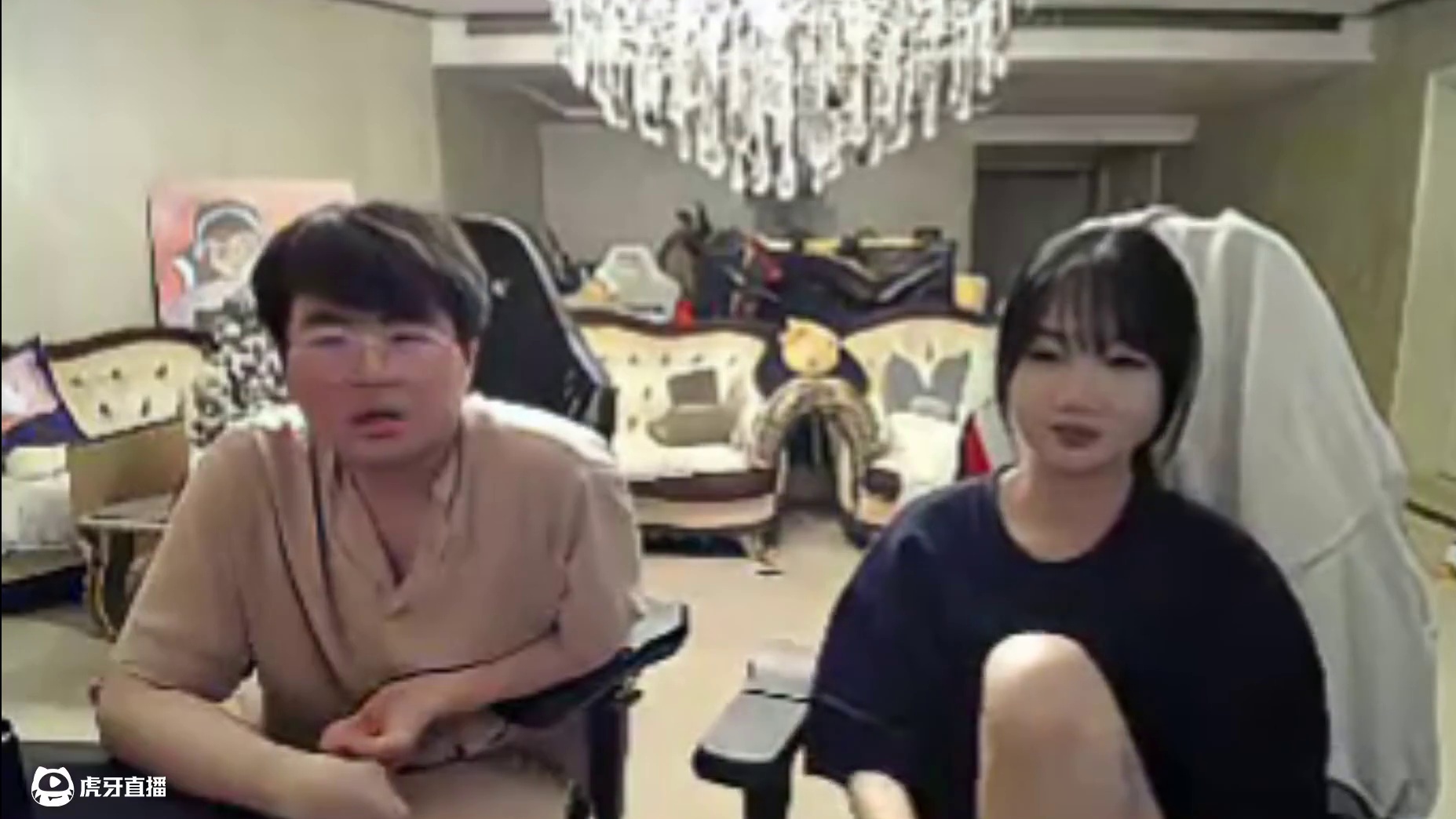 女嘉宾十月明晃晃的揉自己的大腿，姿态假装扭头偷看一波