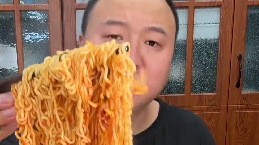 一碗热腾腾的泡面，是深夜的灵魂救赎。