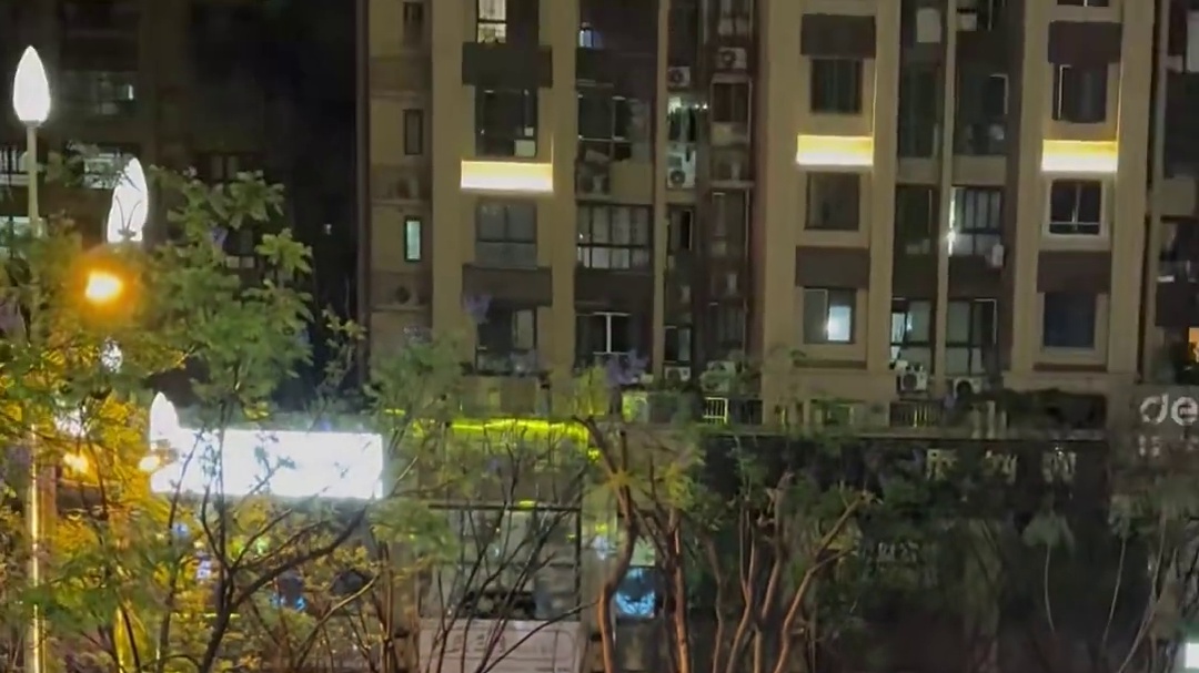中国四川攀枝花龙发时代天街帕布酒吧雨天路边接客