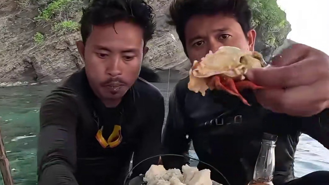 刚从海里抓上来的犀牛虾，立马下锅烹饪吃，太鲜美馋人了