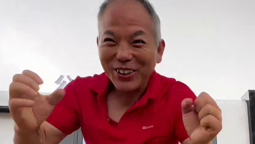 智慧驿站厂家为客户定制智慧公共卫生间，安装完的时候正好下雨了，嘿嘿