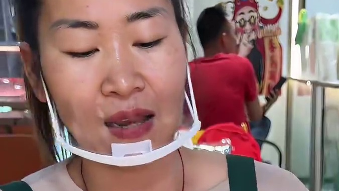 广西南宁街头芒果花 6块一朵 这做法外地人都没有见过！