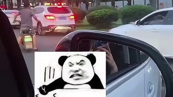 电瓶车主扔瓶子砸车，小车司机一脚油门过去！