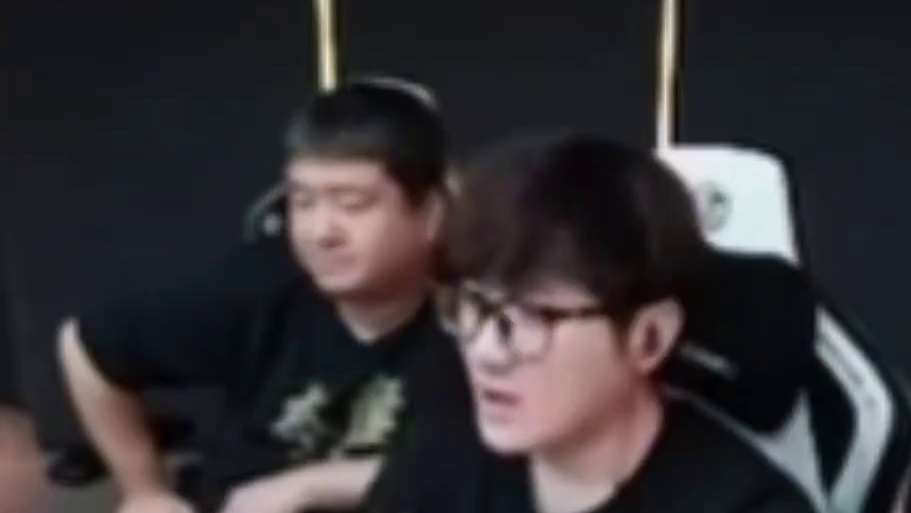 老白发现宇大帅用炎龙后 比玩其他枪更稳 直言大帅以后就玩这把枪吧