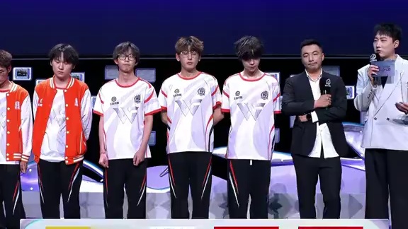 狂魔哥与宗师采访对比 尽显格局与文化差距