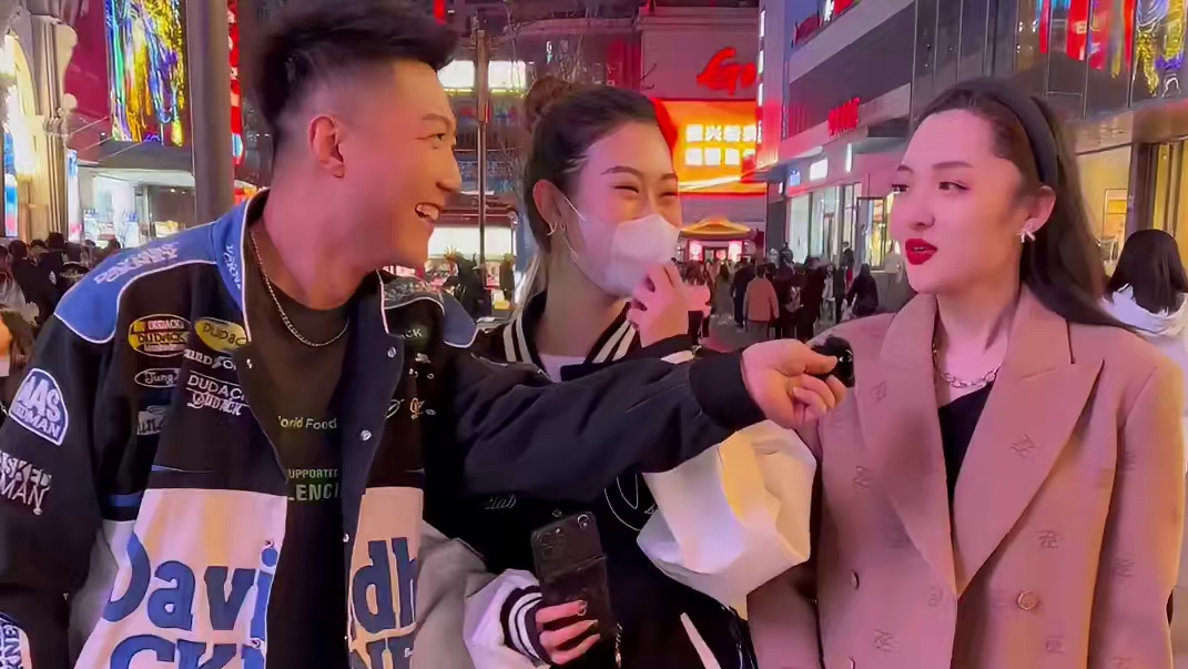 假如给你100万让你男朋友，陪其他女生一天你们愿意吗？